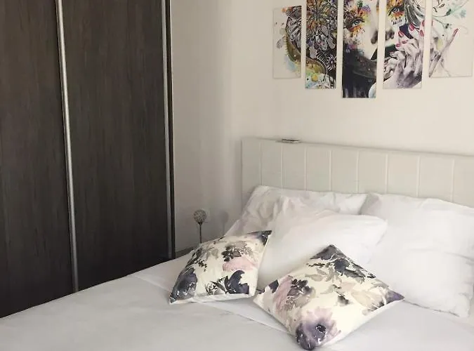 Yelena Rose West شقة