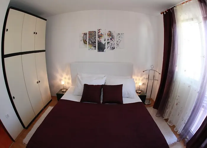 شقة Yelena Rose West زادار