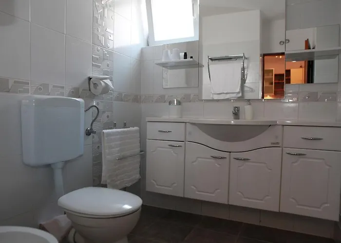 Yelena Rose West زادار