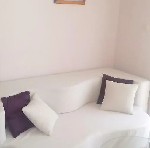 Yelena Rose West زادار