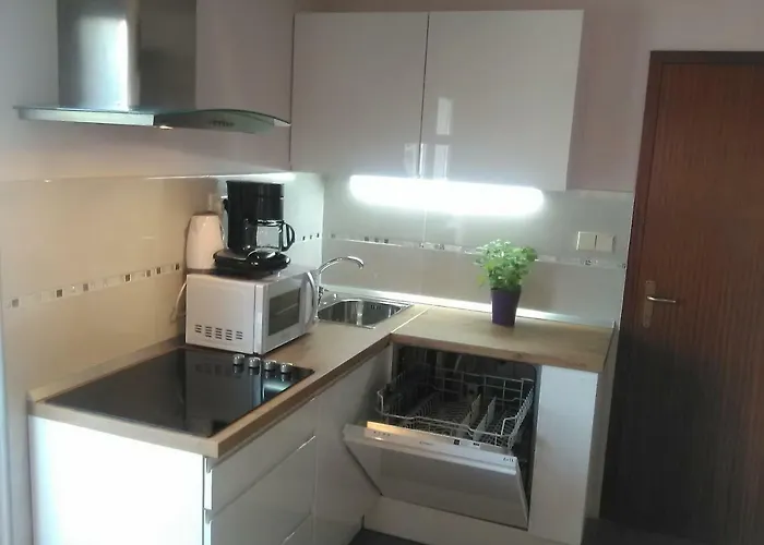 Yelena Rose West زادار