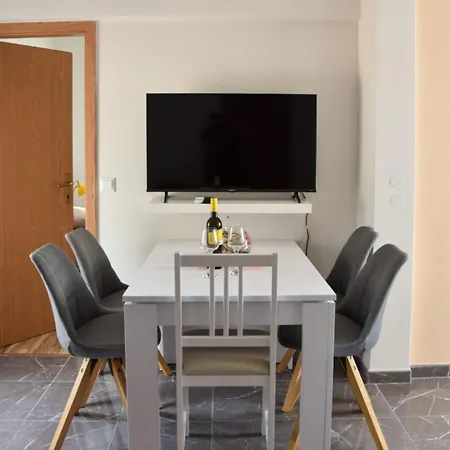 Apartment Yelena Rose West *