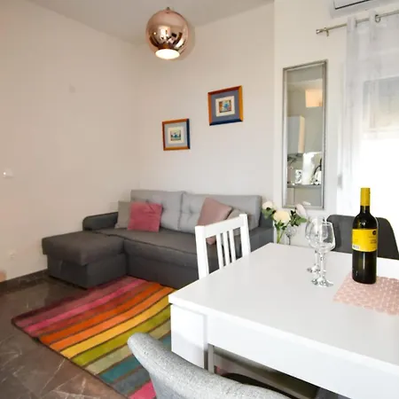 Yelena Rose West זאדאר