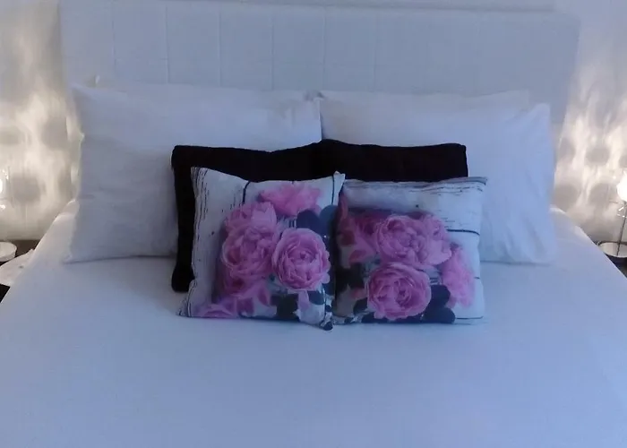 アパート Yelena Rose West *