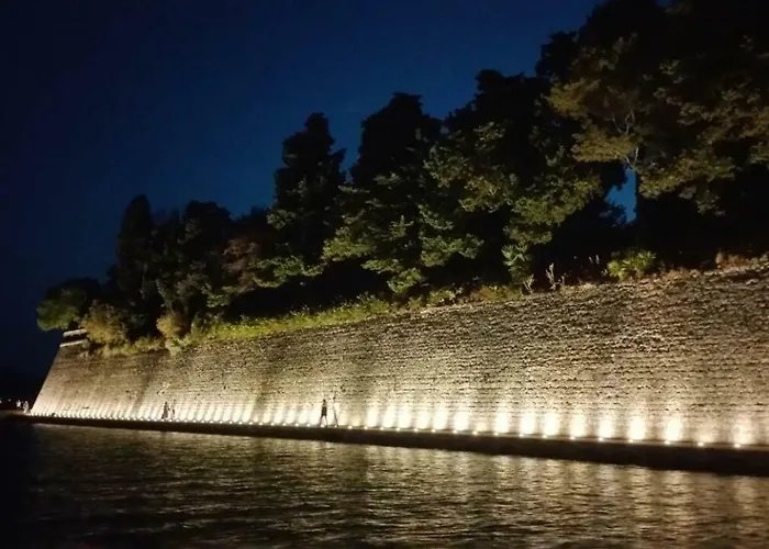 アパート Yelena Rose West