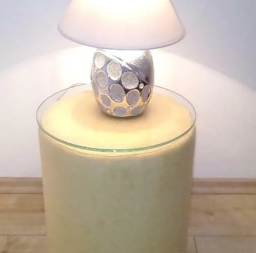 Yelena Rose West アパート ザダル