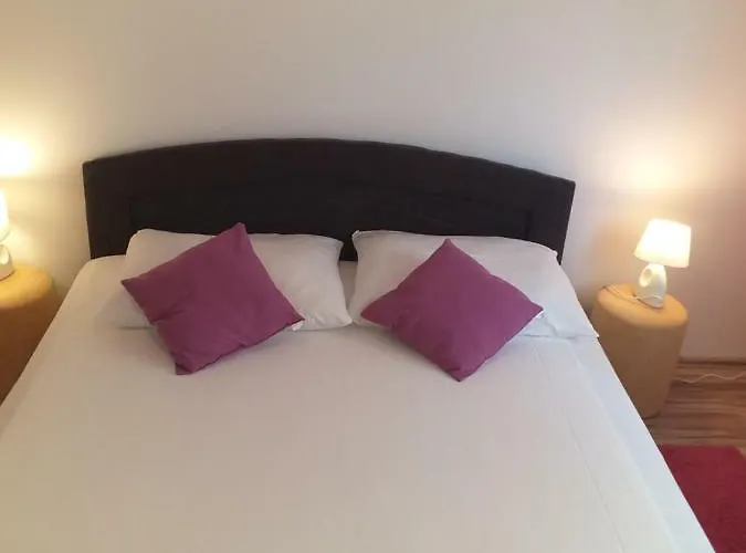 Yelena Rose West アパート *