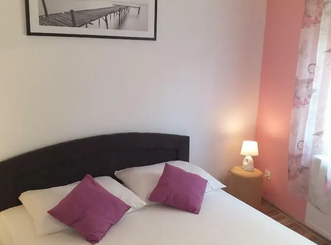 Apartment Yelena Rose West