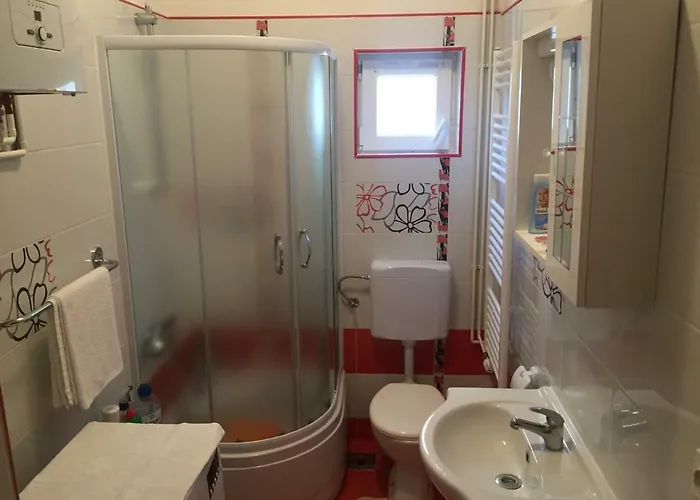 アパート Yelena Rose West